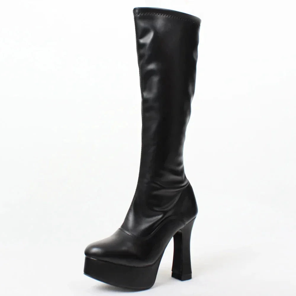 5 façons de porter des bottes hautes cet été avec style