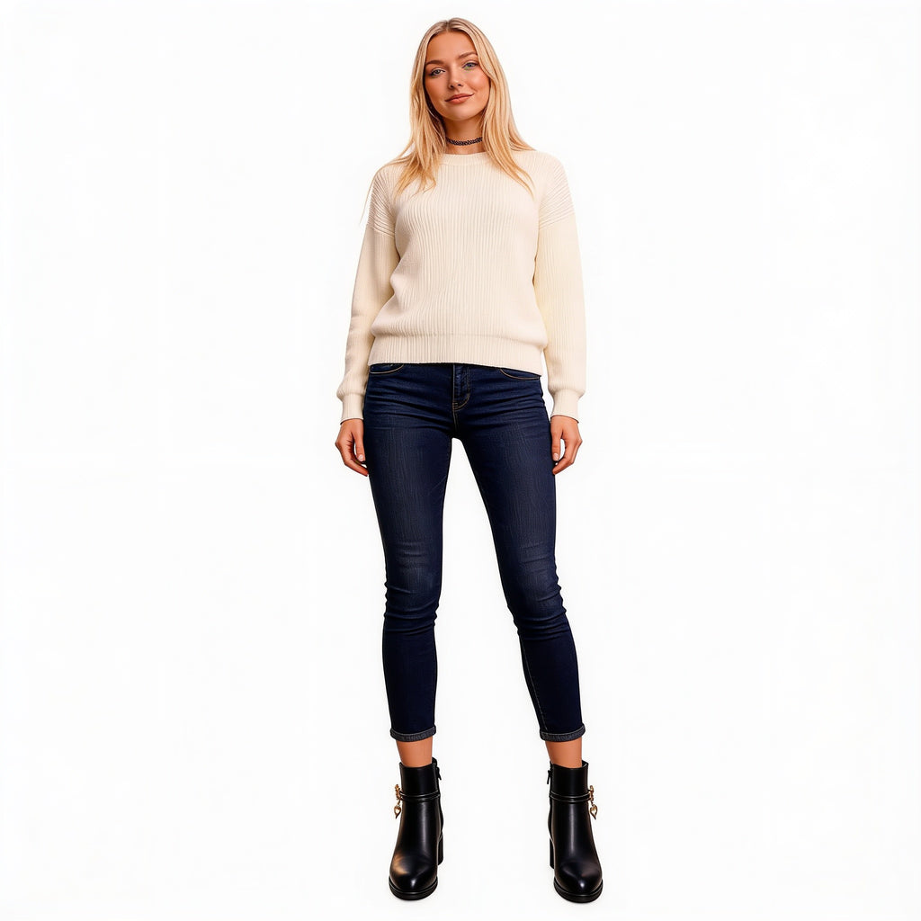 Bottines simili cuir à breloque, talon carré – Noir – sur fond blanc