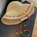 Chapeau seau en polyester tressé beige, Modèle Crochet Perles; bordure perlée colorée, collier multicolore posé à côté