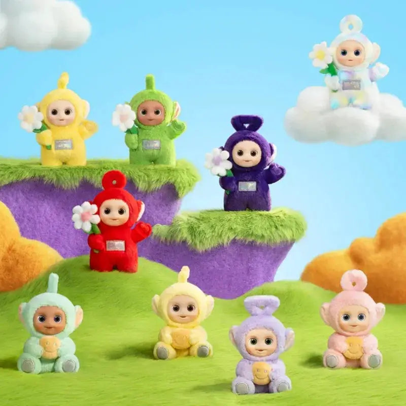 Pendentif Mon Bubu Kawaii – Teletubbies Say Hello, 8 pendentifs multicolores en peluche sur herbe et ciel bleu.
