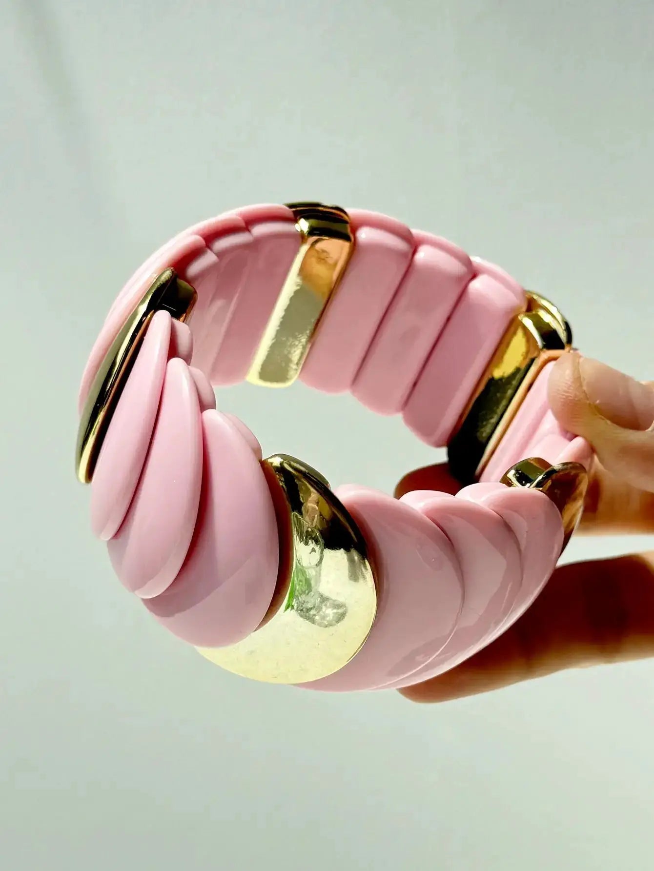Bracelet en résine géométrique rose avec segments translucides et finitions dorées