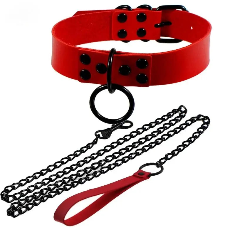 Collier de laisse en cuir synthétique rouge avec rivets noirs, anneau et plusieurs chaînes noires