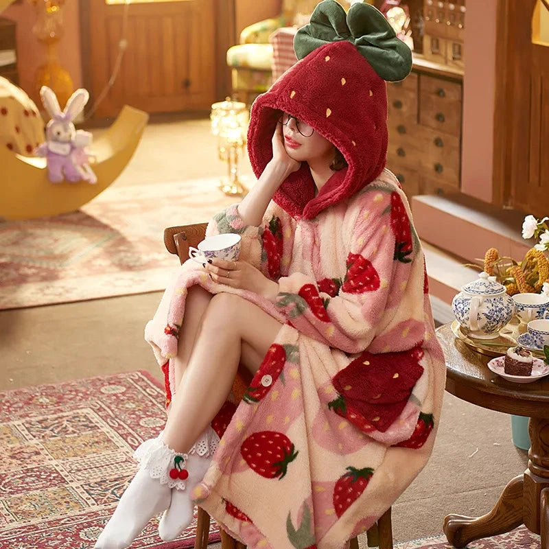 Pyjama d’hiver polaire à capuche motif fraise – robe et pantalon - LSDLBoutique