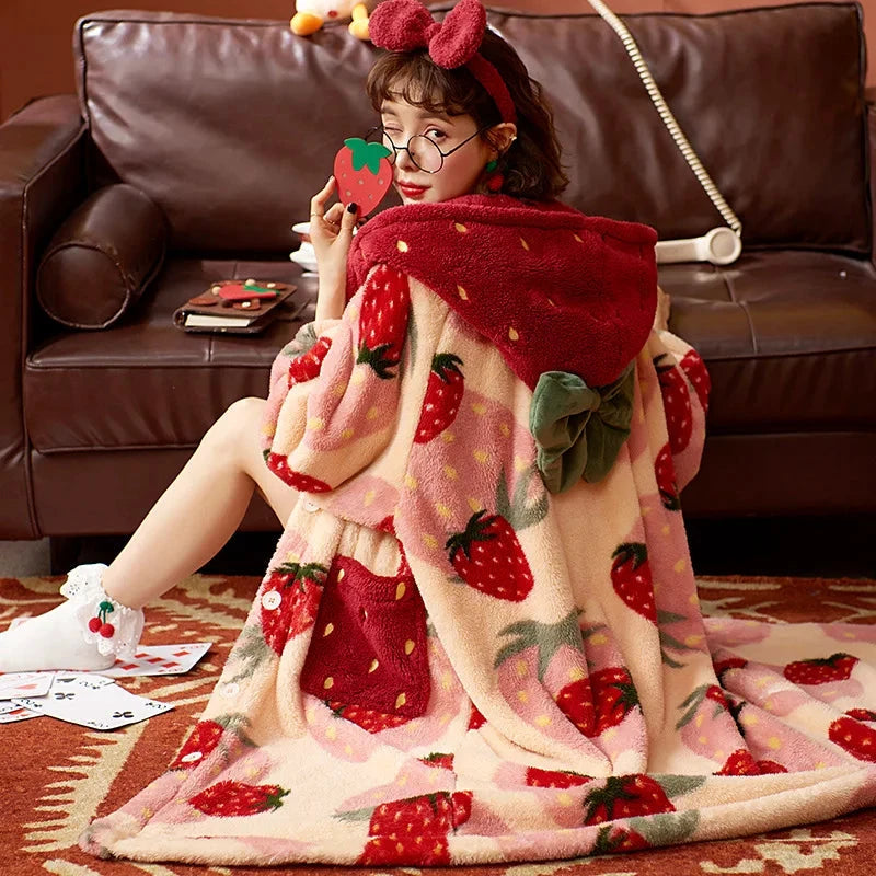 Pyjama d’hiver polaire à capuche motif fraise – robe et pantalon - LSDLBoutique
