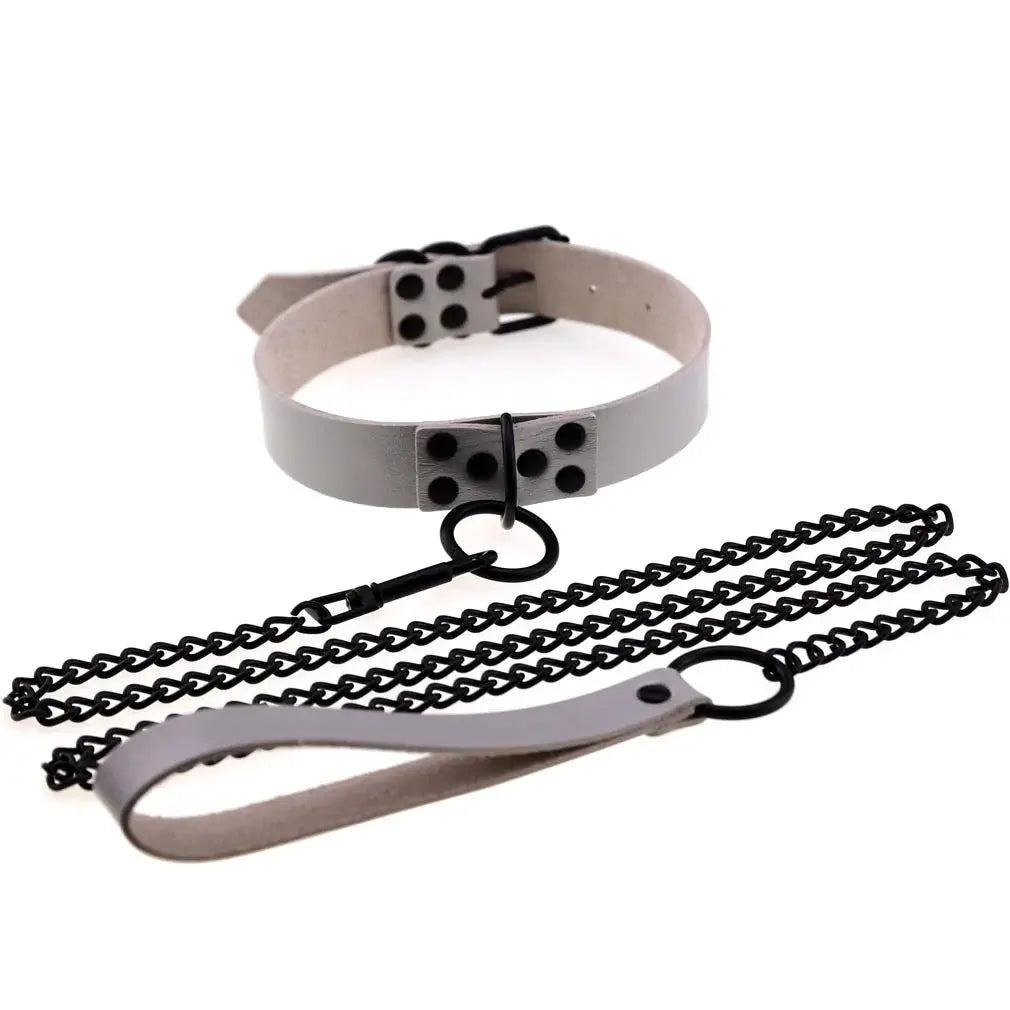 Collier de laisse en cuir synthétique gris clair, plaque rivetée et chaîne noire