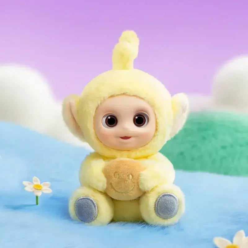 Pendentif peluche jaune Teletubbies Say Hello, Mon Bubu Kawaii, personnage assis avec grand regard sur fond pastel.