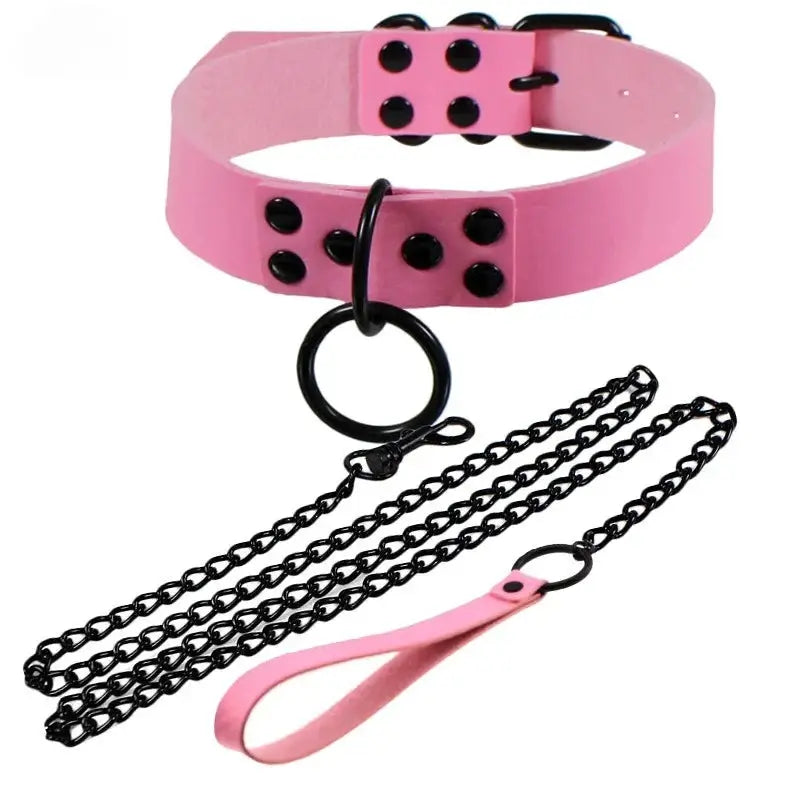 Collier de laisse en cuir synthétique rose fuchsia avec rivets noirs et anneau noir, chaîne à maillons noir.