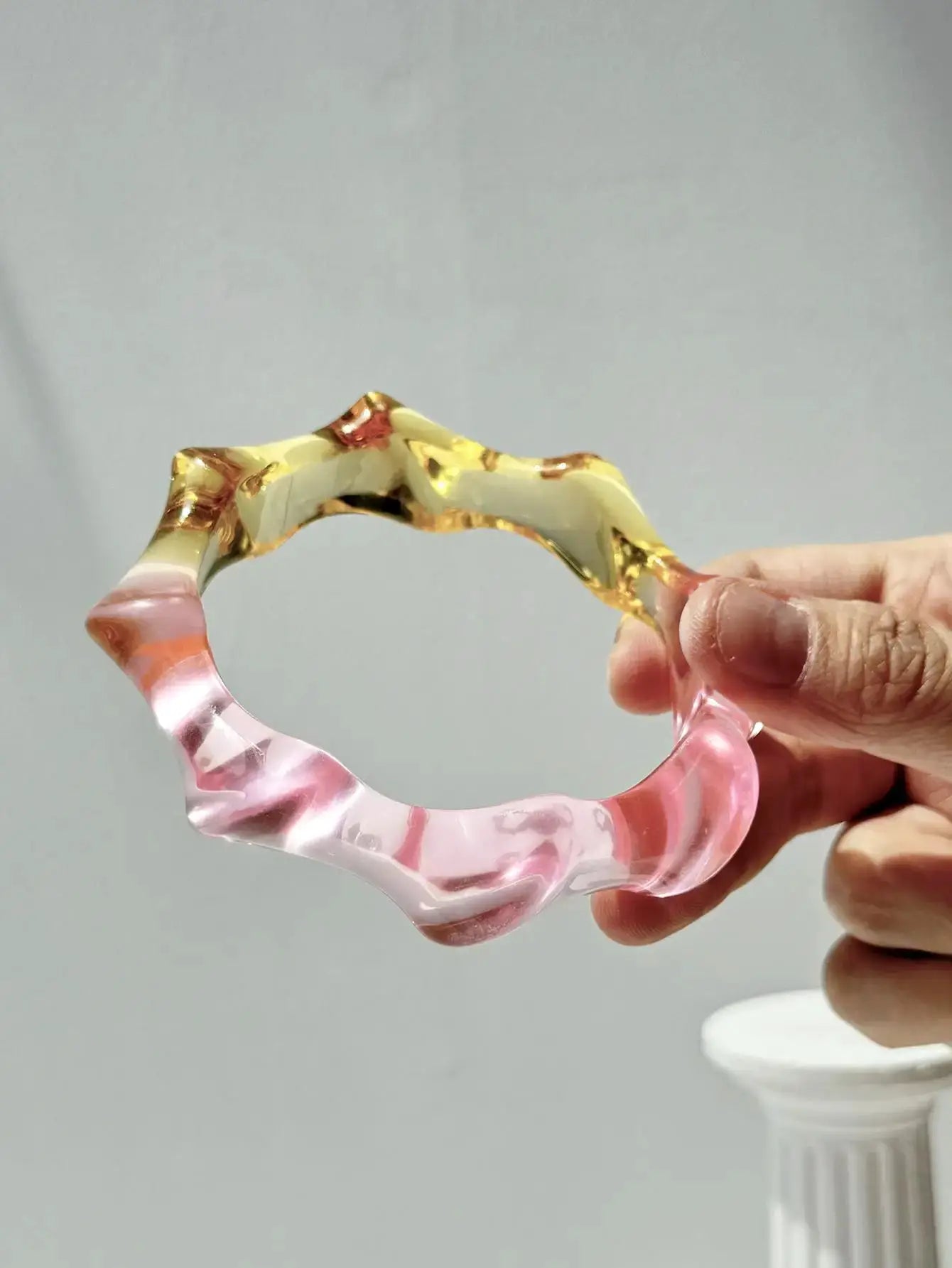 Bracelet en résine géométrique translucide, dégradé rose et doré, collection été