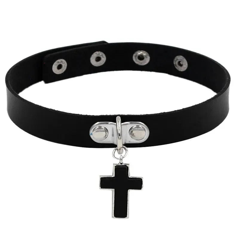 Collier ras du cou en PU noir avec pendentif croix noir et fermoir argenté