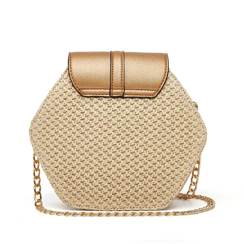 Sac à main hexagonal en paille tressée, rabat doré et chaîne dorée, crossbody