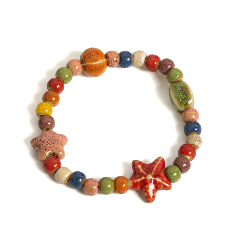 Bracelet élastique de perles en céramique multicolores avec motifs étoile de mer et coquillage – Boho Plage