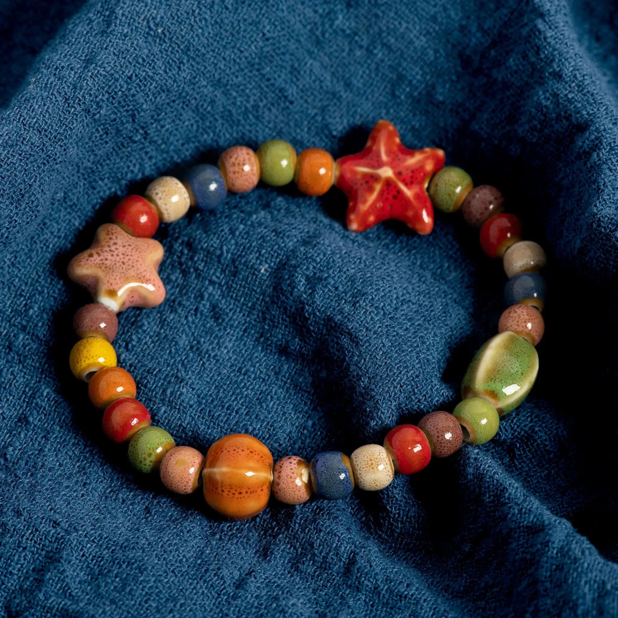 Bracelet en céramique multicolore avec perles et motifs étoile de mer et coquillage, style boho plage