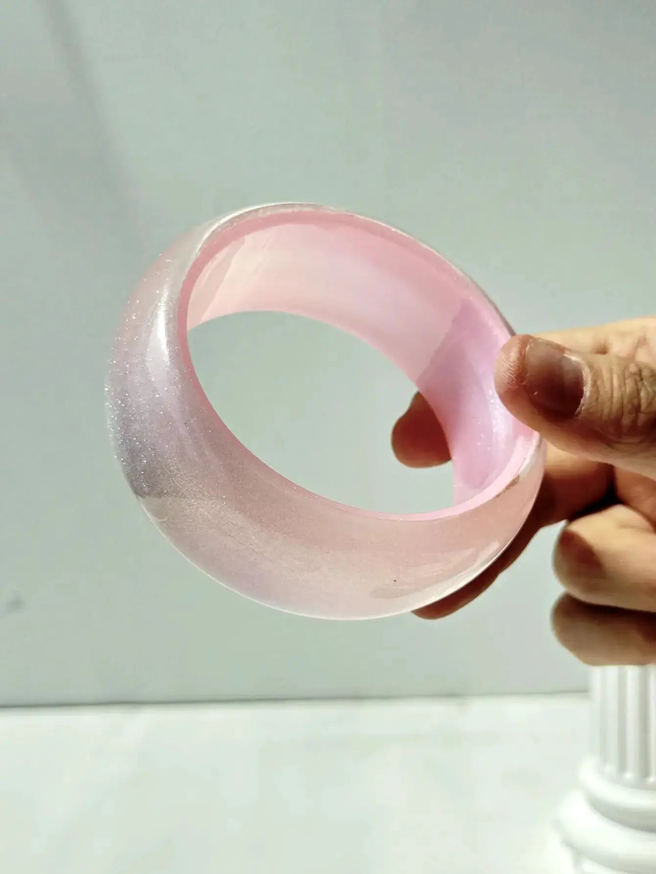 Bracelet en résine géométrique rose translucide, bangle LSDLBoutique – accessoire mode