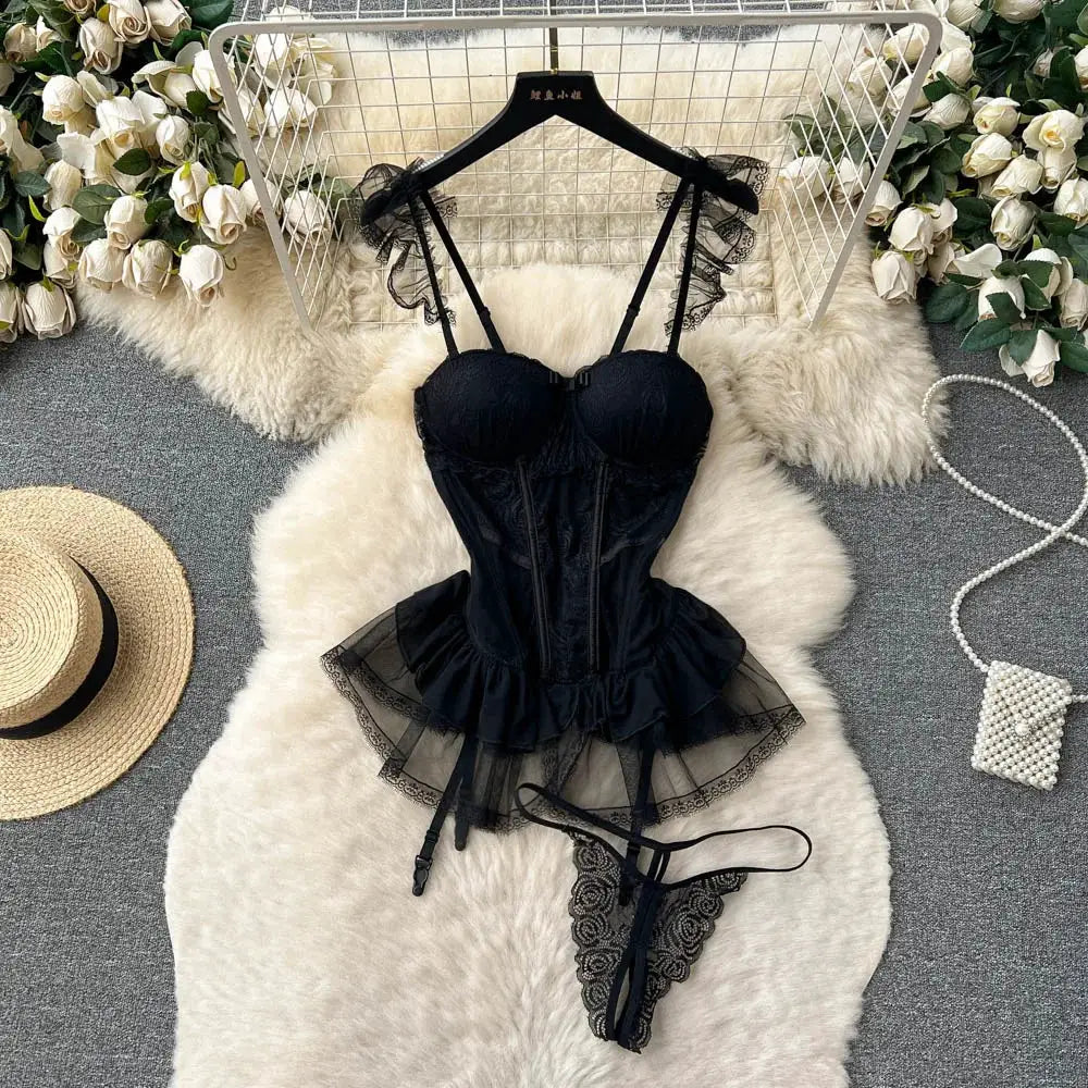 Ensemble lingerie noir en dentelle: bustier corset à bretelles, jupe en tulle et string en dentelle