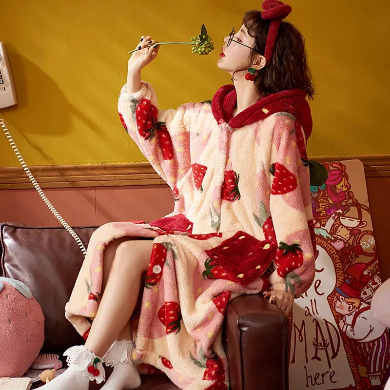 Pyjama d’hiver polaire à capuche motif fraise – robe et pantalon - LSDLBoutique