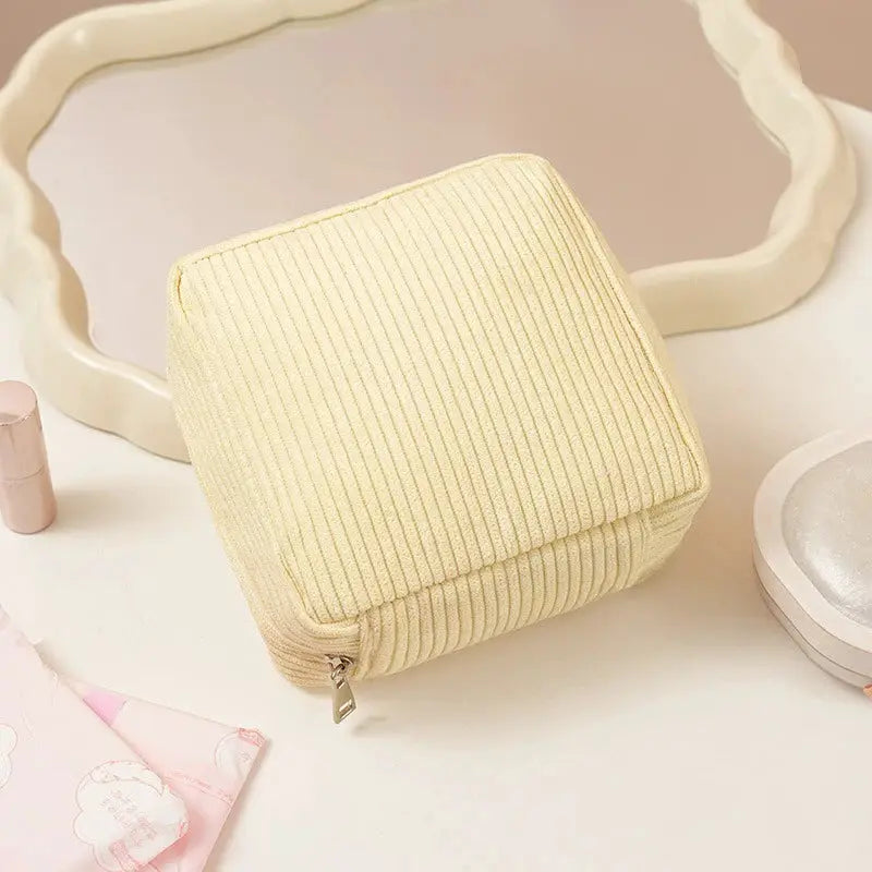 Pochette de rangement multifonction beige en corduroy, petit sac à maquillage.
