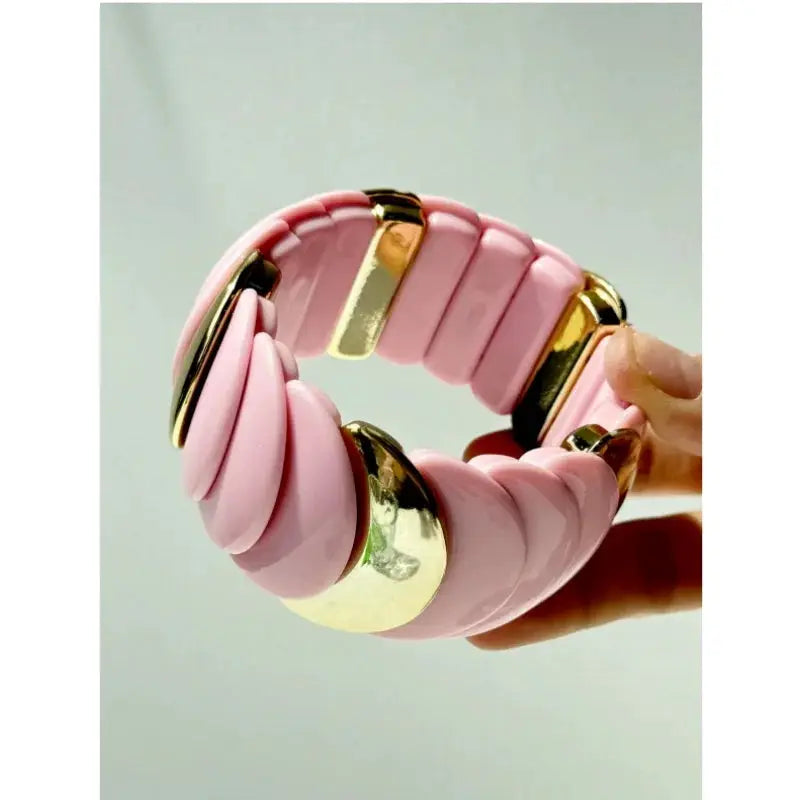 Bracelet en résine géométrique rose clair avec motifs transparents et brillants, accents dorés