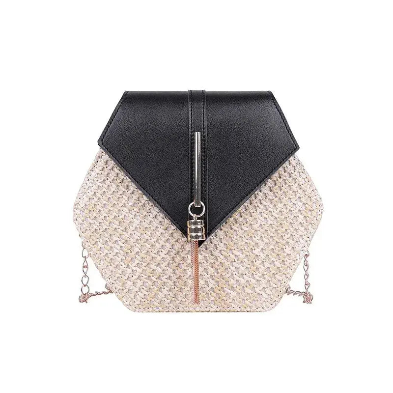 Sac à main hexagonal en paille tressée beige avec rabat noir et chaîne d’épaule argentée