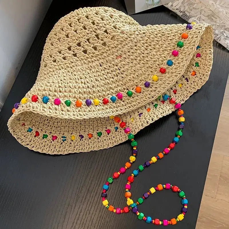 Chapeau seau beige tressé en crochet avec perles colorées et cordon perlé multicolore
