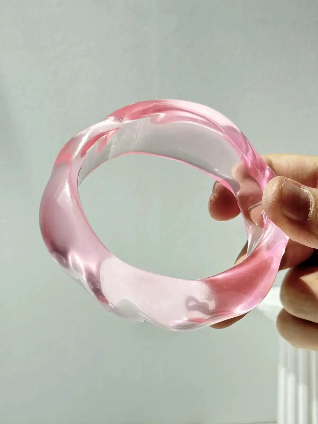 Bracelet en résine géométrique translucide rose pâle, bangle épais et brillant – Collection été