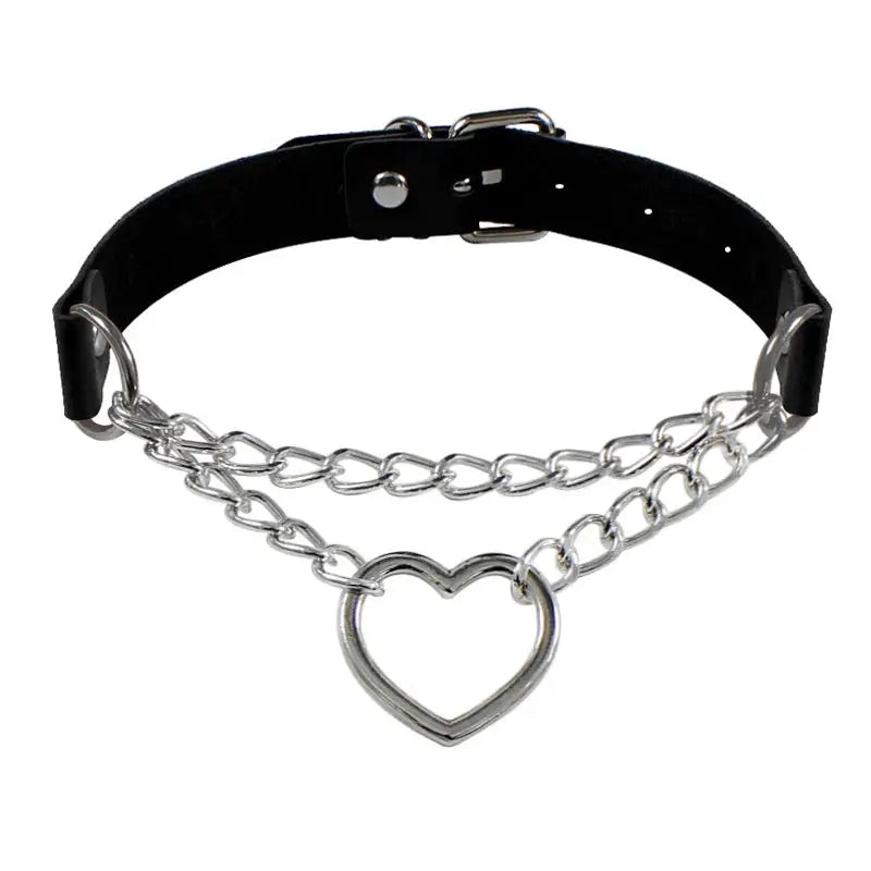 Collier ras-du-cou en PU noir avec chaîne argent et pendentif cœur métallique, style gothique punk.