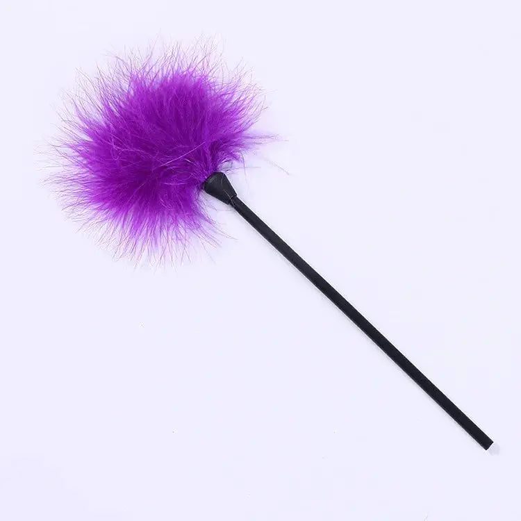 Chatouille en plumes violettes sur tige noire, accessoire sensoriel LSDLBoutique