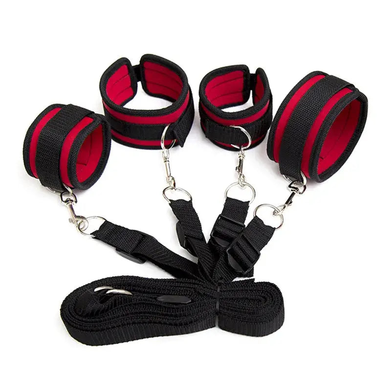 Ensemble de retenue BDSM (5 bracelets) : menottes et manchettes de cheville noires avec doublure rouge et mousquetons argentés.
