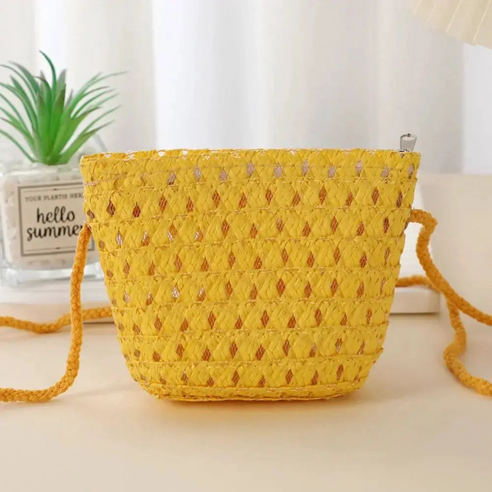 Mini sac en paille tressée jaune, fait main; sac enfant été par LSDLBoutique, bandoulière en corde.
