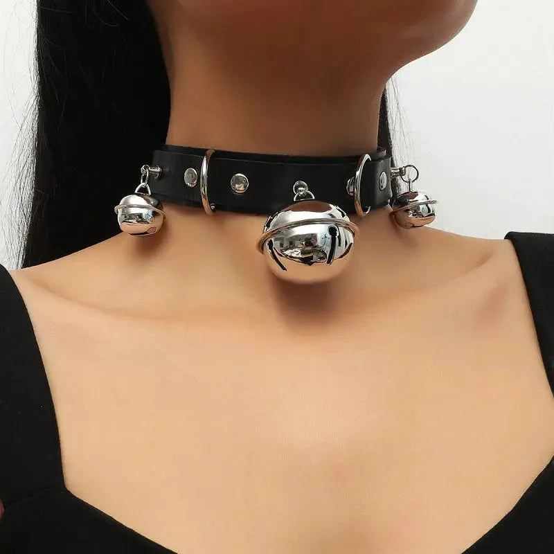 Collier ras du cou en PU cuir noir avec 3 cloches argentées, style gothique punk