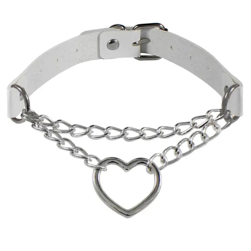 Collier ras du cou en PU cuir blanc avec double chaîne argentée et pendentif cœur en métal.