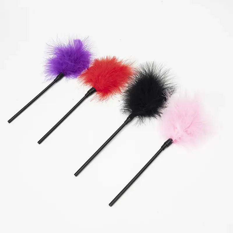 Chatouille en plumes – accessoire sensoriel à manches noires et plumes multicolores (violet/rouge/noir/rose)