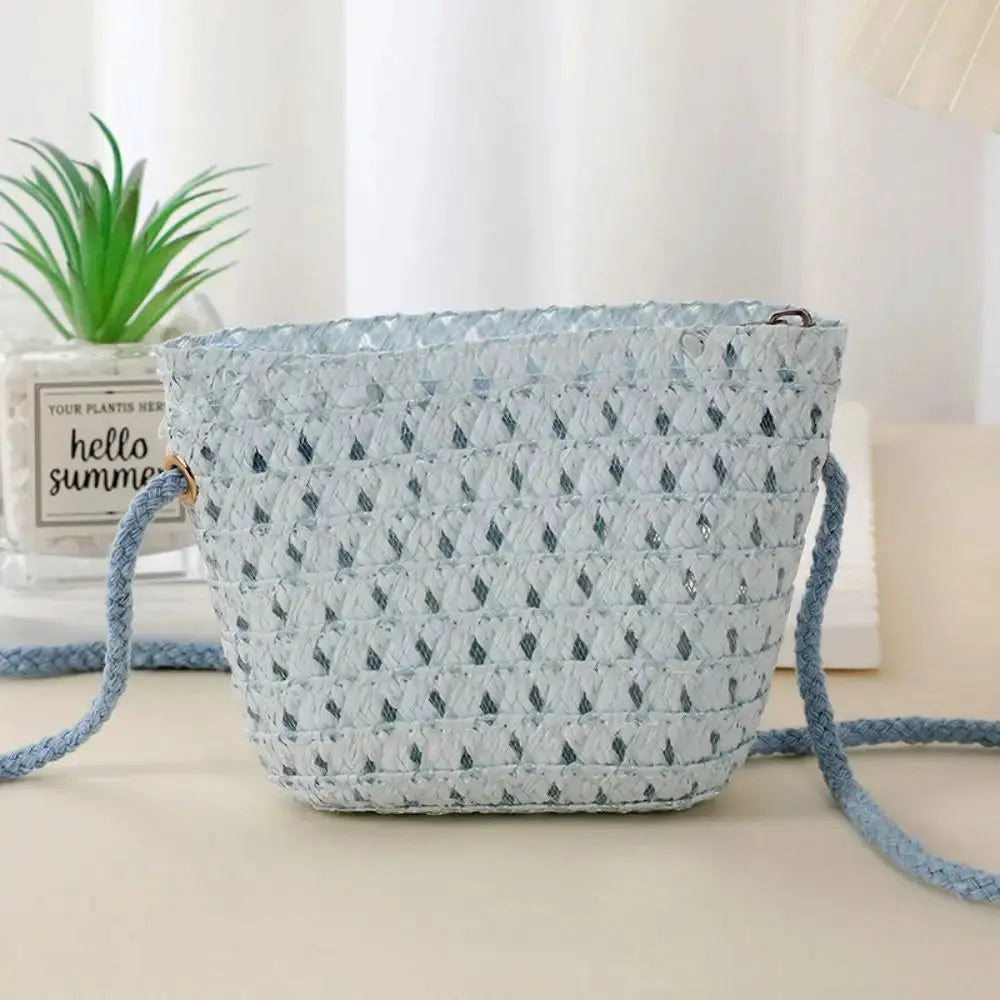 Mini sac en paille tressée fait main pour enfant, couleur bleu clair, bandoulière tressée.