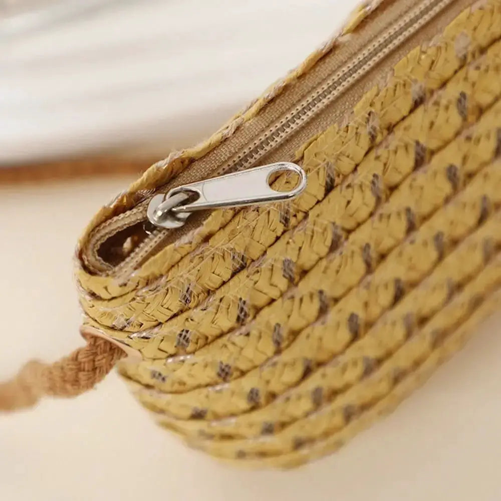 Mini sac enfant en paille tressée fait main, jaune naturel, fermeture éclair argentée.
