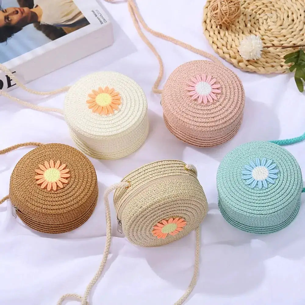 Lot de 5 sacs ronds en rotin tissé avec fleur appliquée, bandoulière en corde - coloris ivoire, beige, rose et menthe.