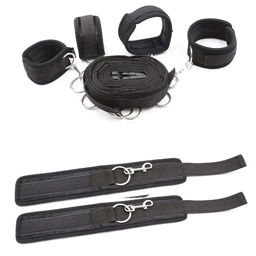 Ensemble de retenue noir avec menottes et manchettes de cheville en nylon rembourré, anneaux métalliques et sangles velcro