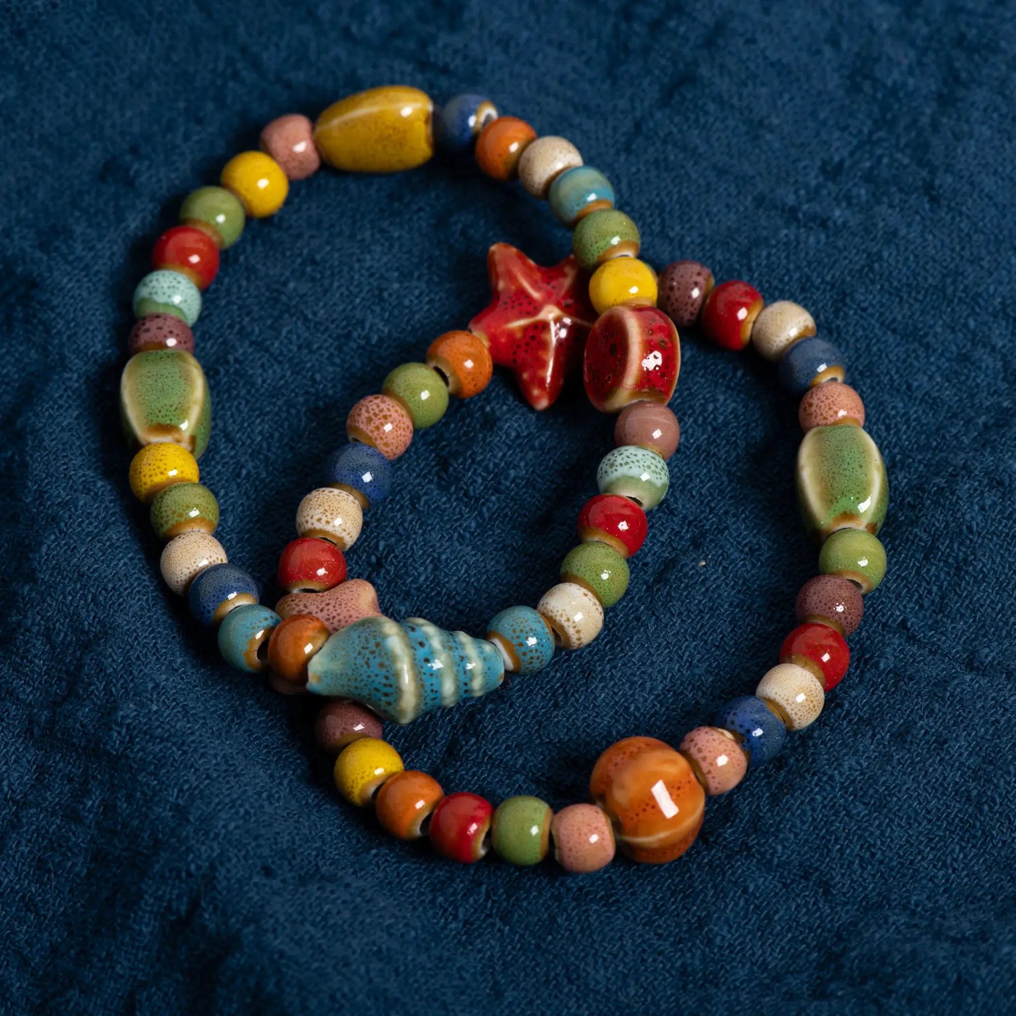 Bracelet élastique en perles céramique multicolores avec motif étoile de mer et coquillage LSDLBoutique