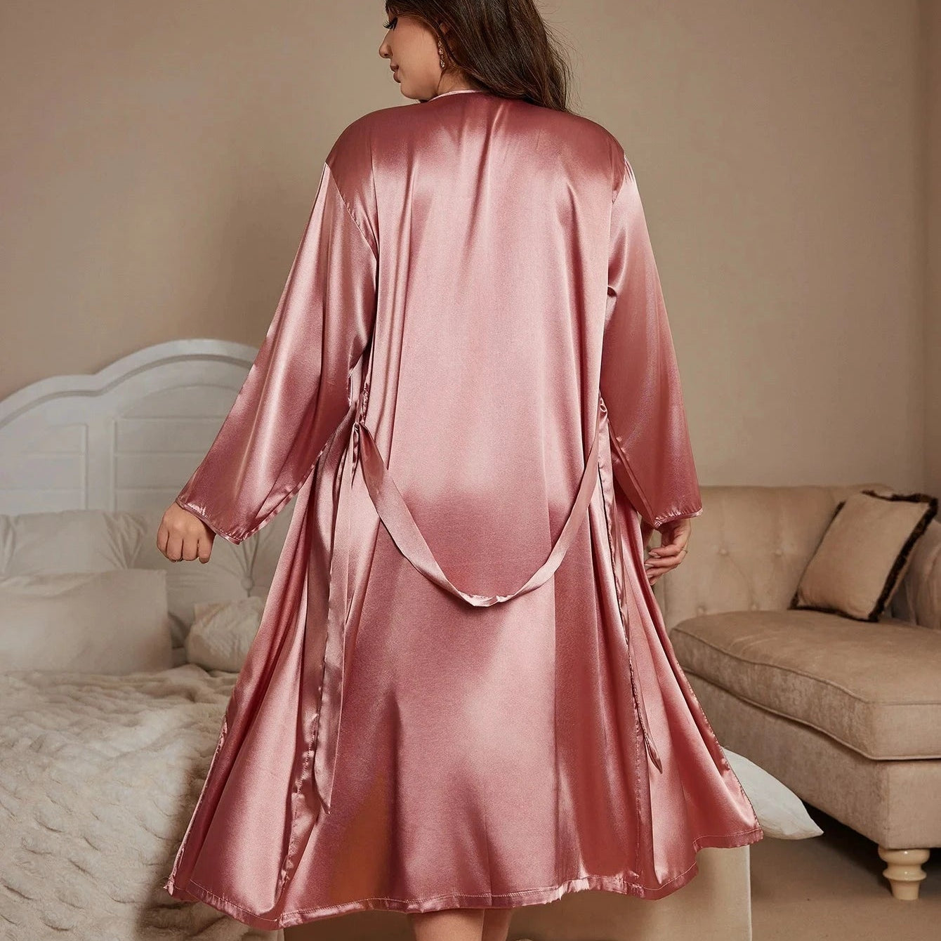 Les Secrets de Léa – Chemise de Nuit Satinée Grande Taille Rose – Chôchô - LSDLBoutique