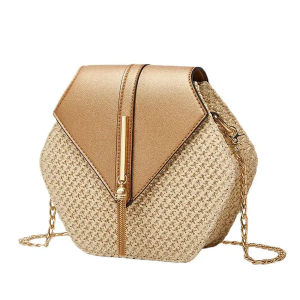 Sac à main hexagonal en paille tressée avec rabat doré et chaîne dorée