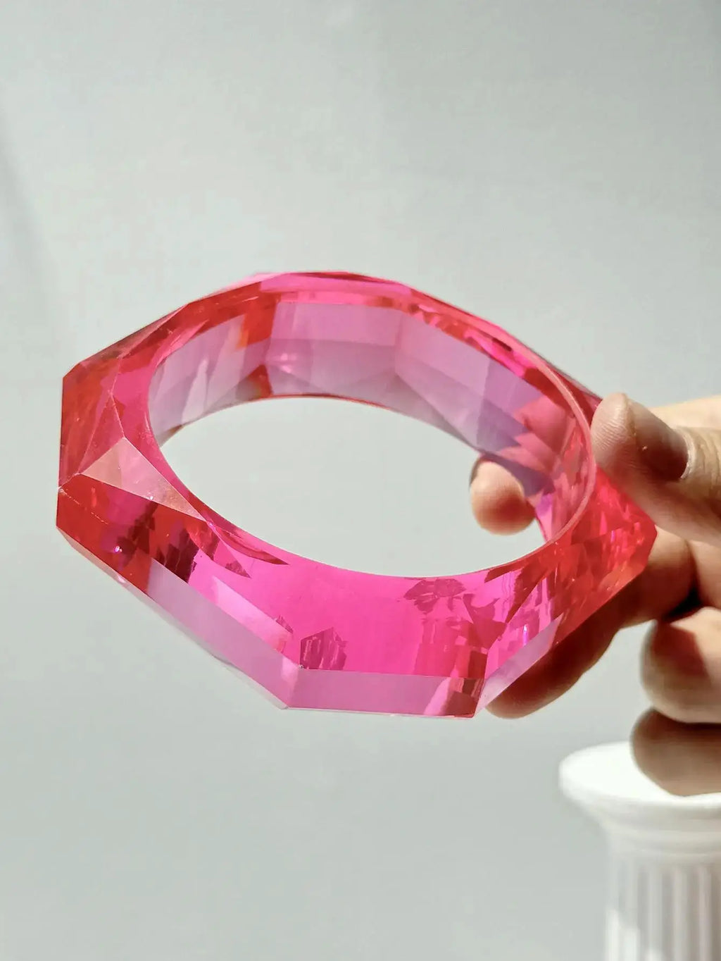 Bracelet en résine géométrique rose translucide, facettes brillantes