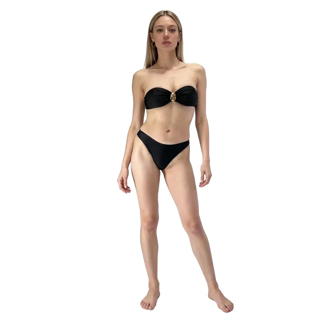 Maillot de bain bandeau noir Indra avec bijou central doré, bikini classique Les Secrets de Léa