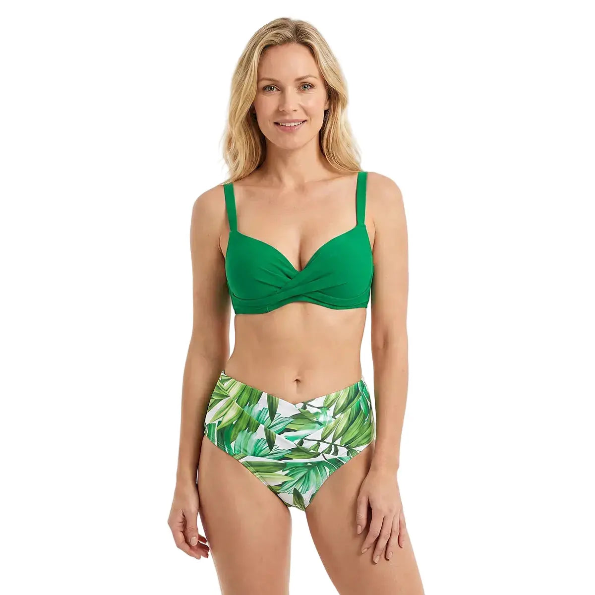 Ensemble bikini Les Secrets de Léa Naïma: haut vert à bretelles et bas imprimé feuilles tropicales.