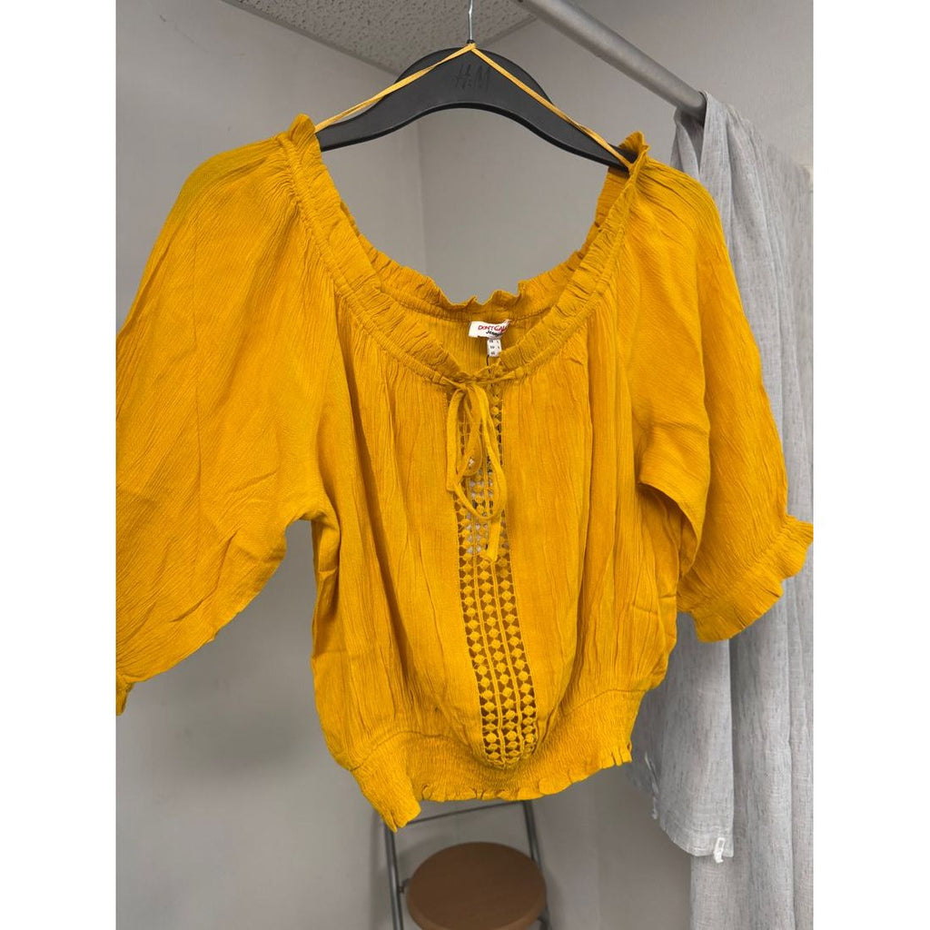 Blouse crop jaune moutarde – dentelle et laçage bardot – vue 2
