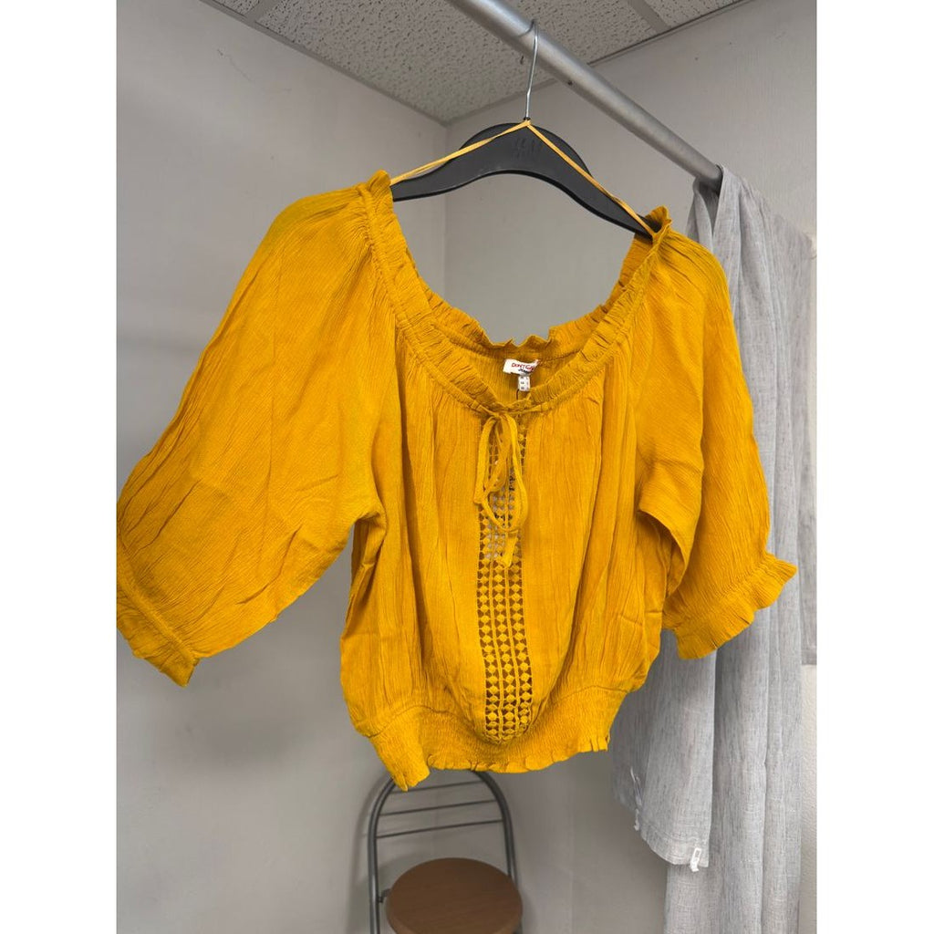 Blouse crop jaune moutarde – dentelle et laçage bardot – vue 3