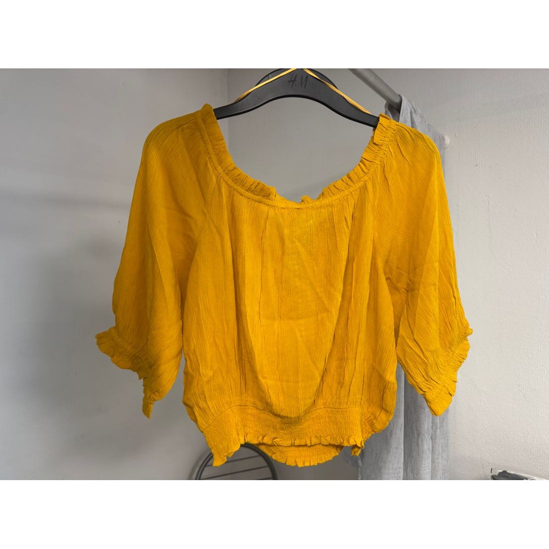 Blouse crop jaune moutarde – dentelle et laçage bardot – vue 4