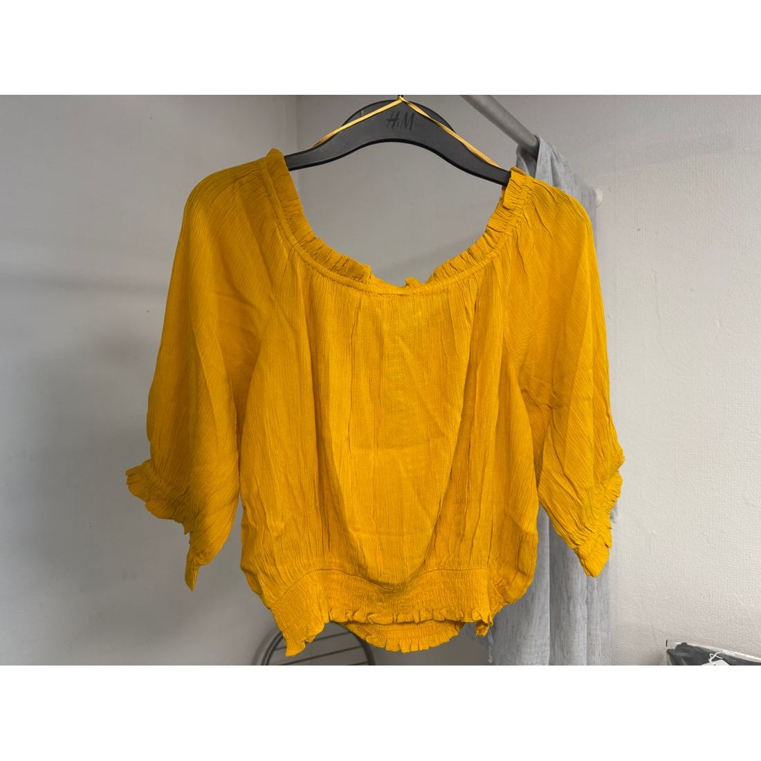 Blouse crop jaune moutarde – dentelle et laçage bardot – vue 5