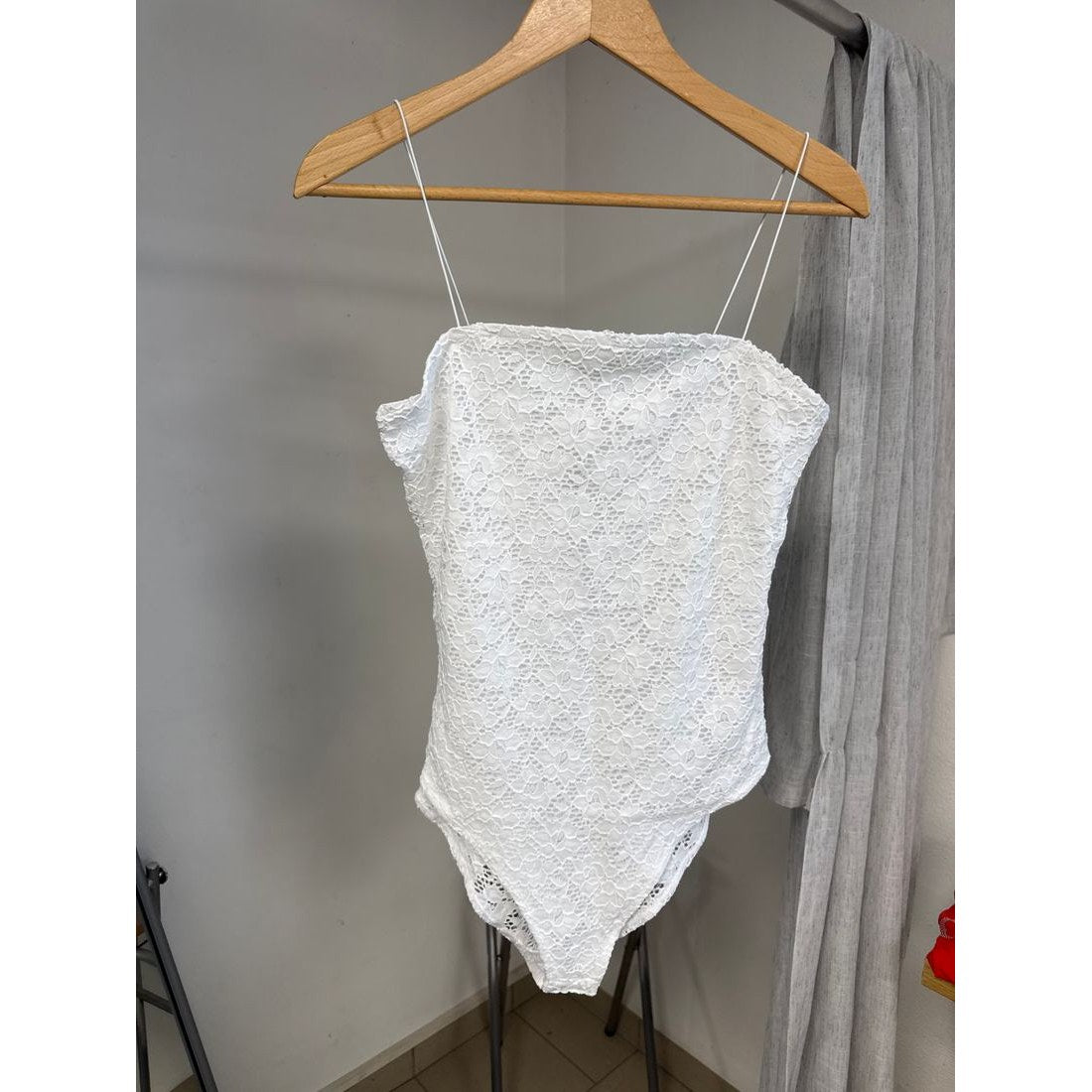 Body en dentelle blanc – Dos plongeant boutonné – vue 2