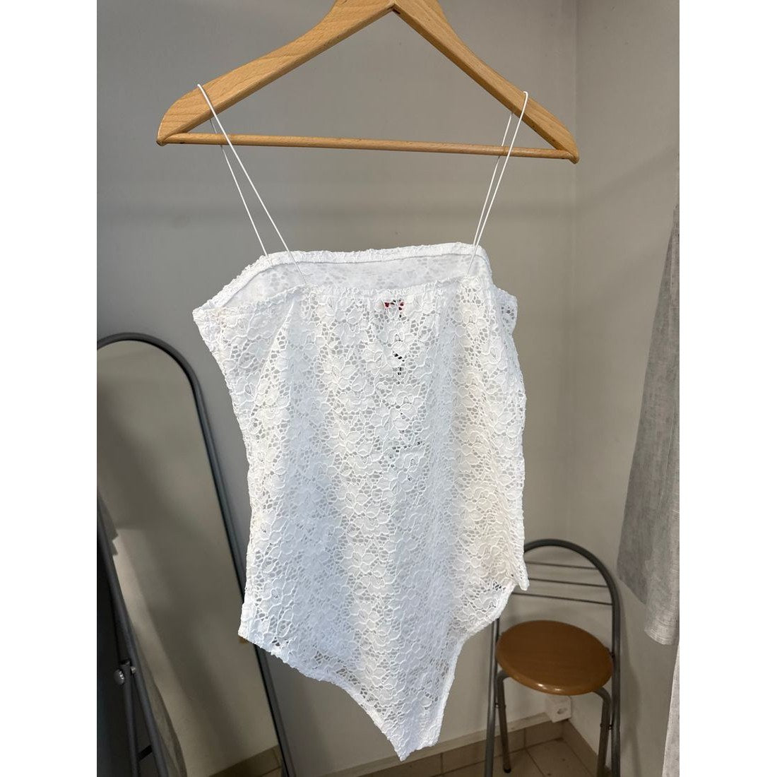 Body en dentelle blanc – Dos plongeant boutonné – vue 3