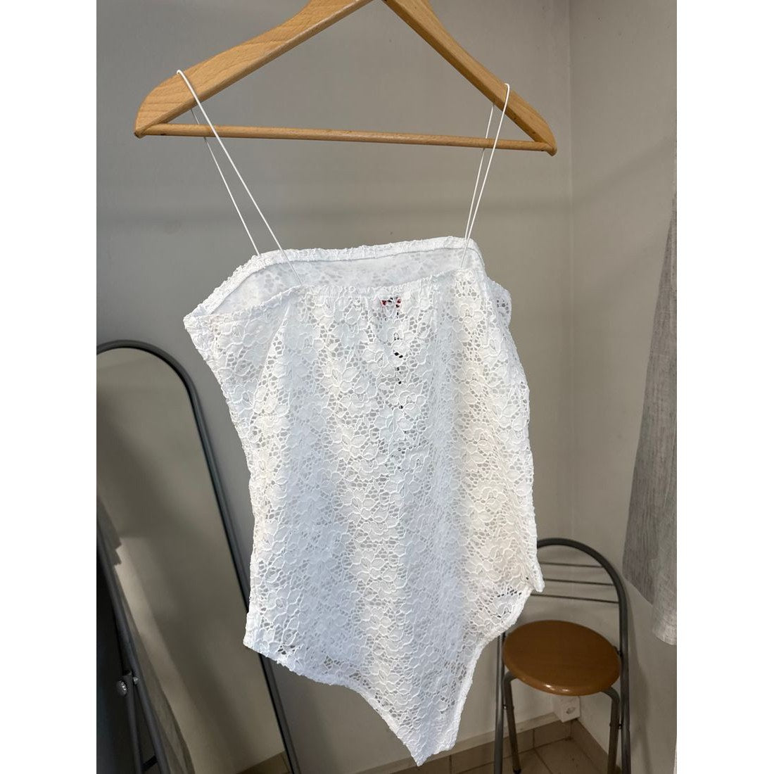 Body en dentelle blanc – Dos plongeant boutonné – vue 5