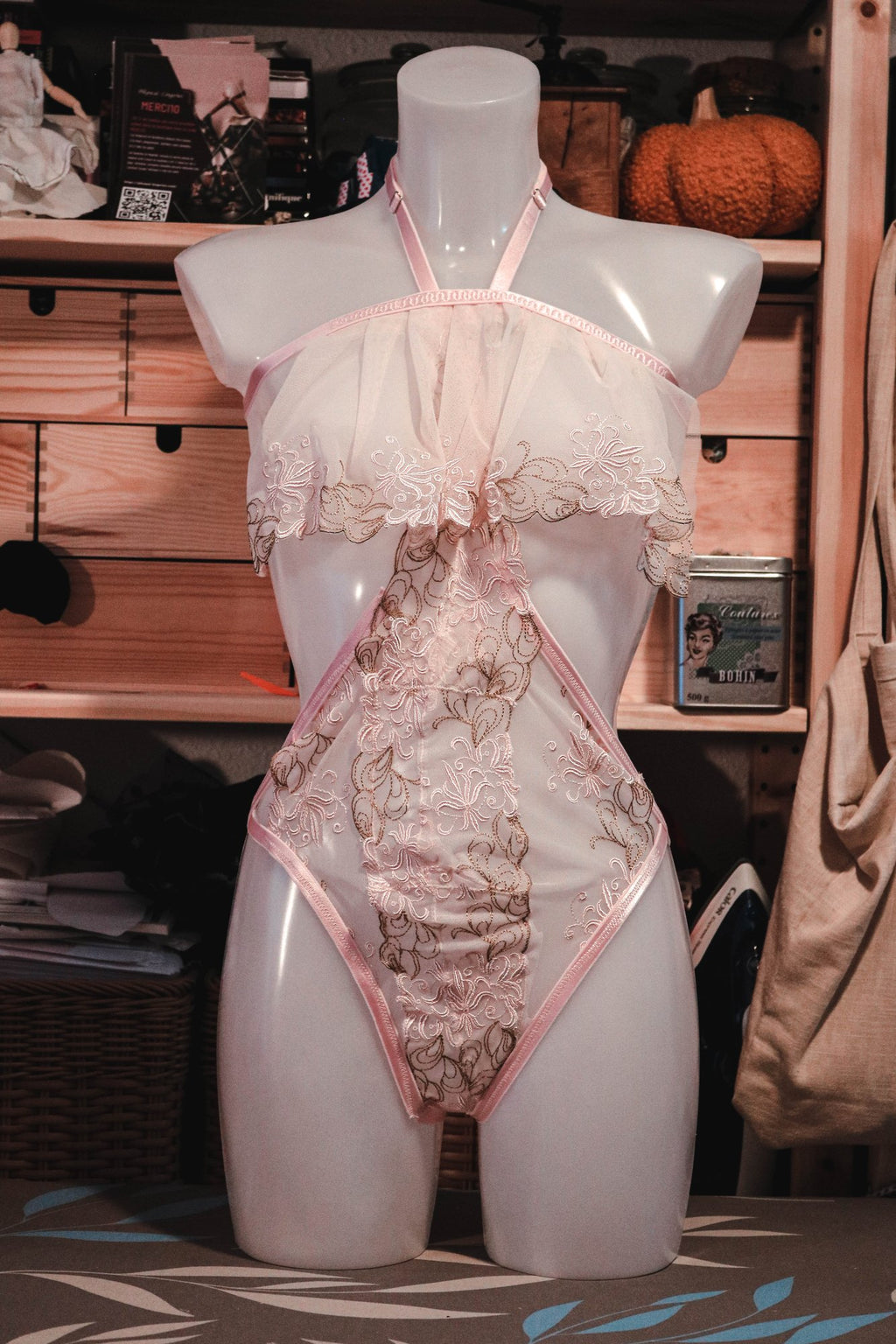 Body Rosaline rose poudré sur mannequin, top volanté et attaches réglables