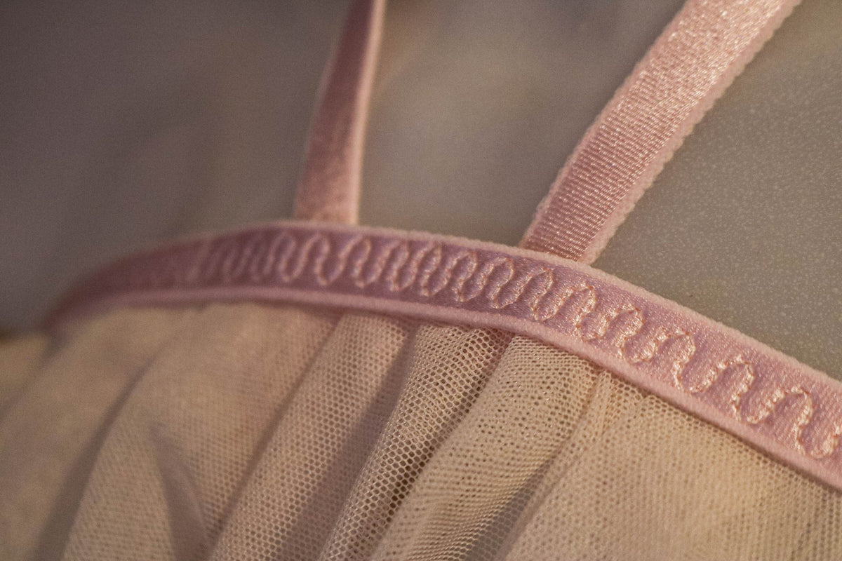 Détail du tulle brodé de roses et de la bordure du body Rosaline